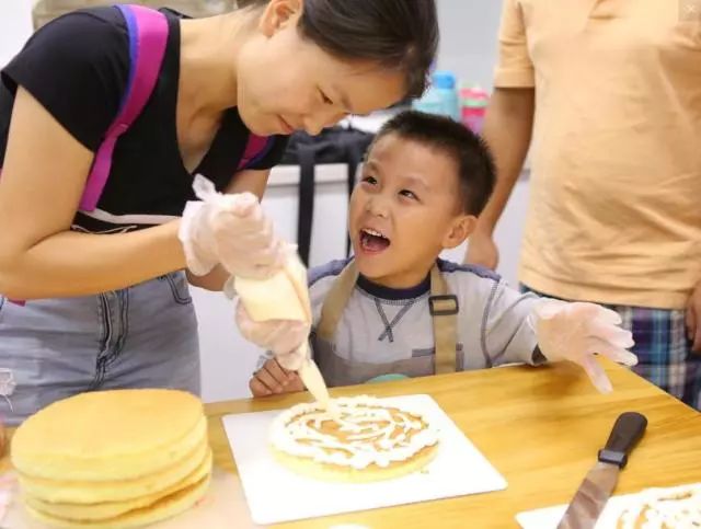 活动|农行“小小烘焙师”父亲节 “绘制”美味蛋糕送给爸爸