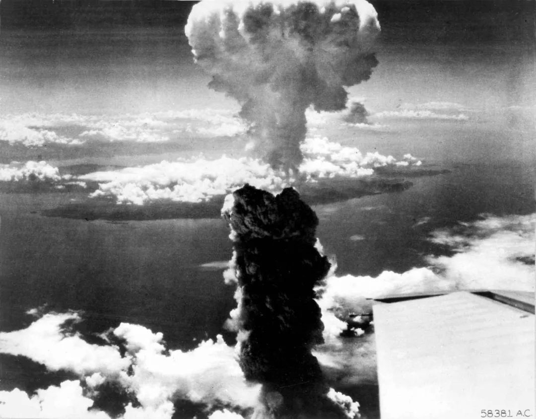 1945年8月6日8时15分，军向广岛投放的“小男孩”铀弹在空中爆炸
