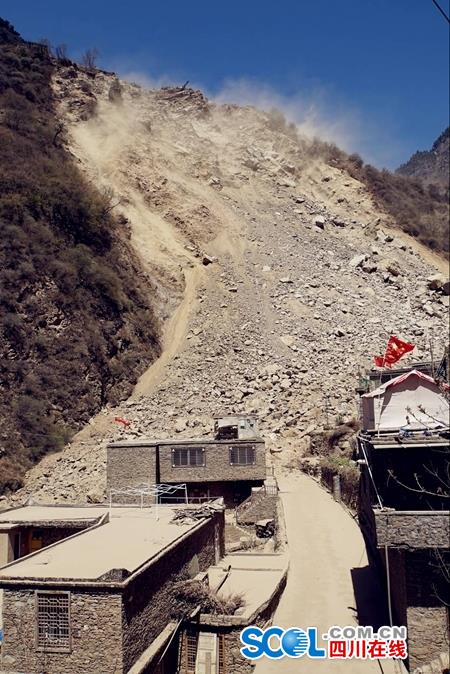  整座山坡下垮，沙石铺了160米