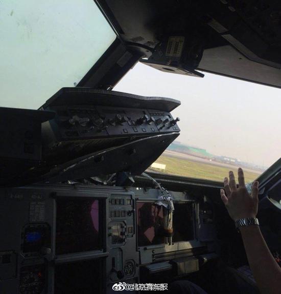 川航驾驶舱玻璃破碎备降 乘客称有机组人员受