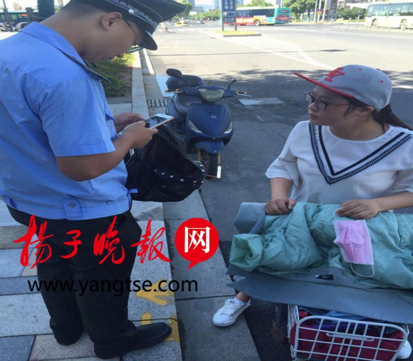 高温下苦等半小时 苏州城管小哥赢得失主点赞