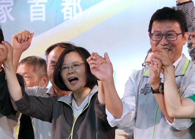 蔡英文(左)14日替姚文智站台(图片来源:台湾“中时电子报”)
