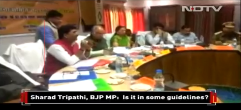 【蜗牛棋牌】为了一块石头 印度两名议员当记者面抡鞋互殴(图)