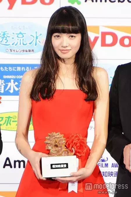和山下智久合作的《近距离恋爱》让她人气更上一层楼。
