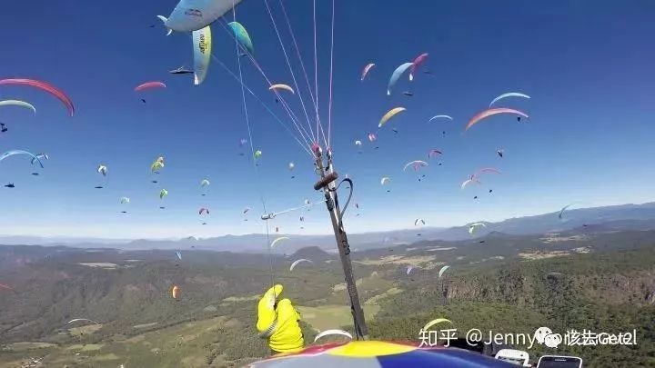 她向老板请了一年假,背着滑翔伞在天上环球旅行 ∣ 该去 · 游