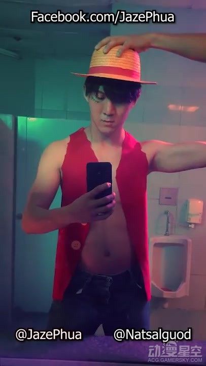 国外小哥沙雕《海贼王》COS视频 索隆在厕所都迷路