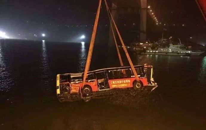 视频:重庆万州坠江公交车被打捞出水时,现场鸣笛致哀