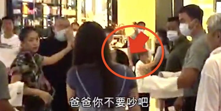 67岁刘銮雄逛街大骂路人，甘比都挡不住，围观群众：有钱了不起