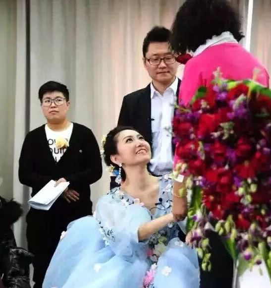 癌症女孩为自己办了一场追悼会，亲友哭了，她却笑着说…