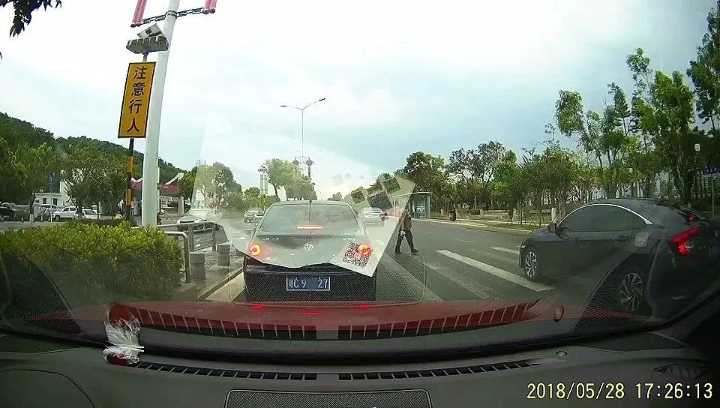 上百万网友怒了，要求严惩这个司机！人刚刚抓到！他竟然这么说…