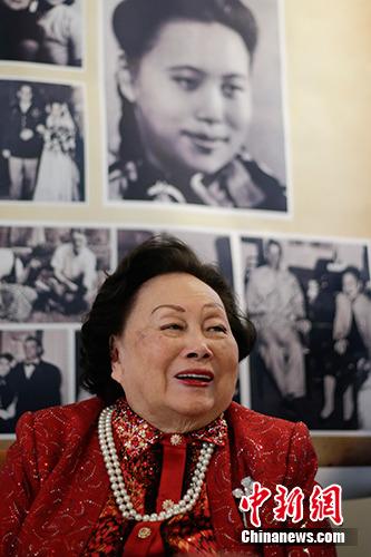 据《华盛顿邮报》4月3日报道,飞虎队将军陈纳德遗孀陈香梅3月30日在华盛顿家中过世,享寿94岁。图为2016年,陈香梅在纽约出席91岁寿辰图片展。<a target='_blank' href='http://www.chinanews.com/'>中新社</a>记者 廖攀 摄 纪念飞虎队遗孀陈香梅:走在时代前沿的“铁蝴蝶”