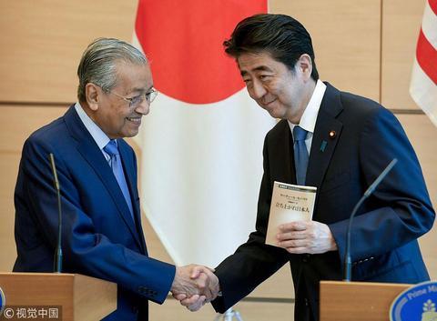 资料图:日本首相安倍(右)与马来西亚总理马哈蒂尔(图源:视觉中国)