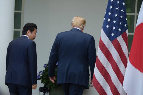  图为美国总统特朗普（右）与日本首相安倍晋三。新华社