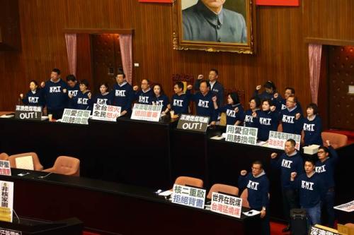国民党民意代表16日占领台湾立法机构议场主席台,对于深澳电厂环评案过关表达不满,要求退回环评、重新审查。图片来源:“中时电子报”