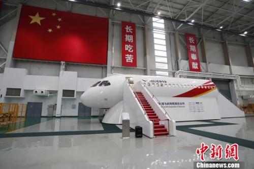 图为中国商飞公司设计研发中心，C919大型客机1比1的展示样机。中新网记者 张亨伟 摄