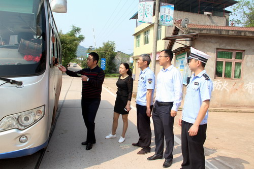 合川龙凤镇:让群众过一个平安的清明节