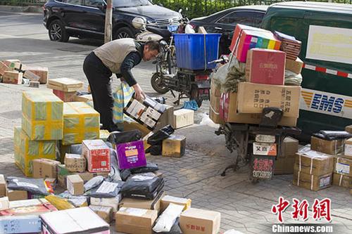 图为4月2日山西太原,物流快递工作人员正在分拣快递。 中新社记者 张云 摄