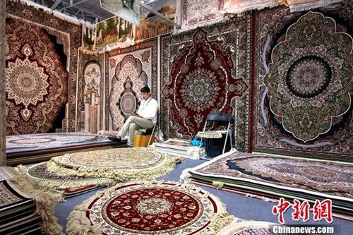 图为一位商人在售卖土耳其毛毯。中新社记者 张道正 摄