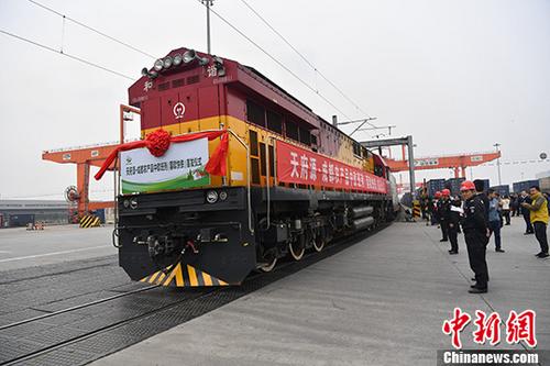 图为成都当地农产品搭乘中欧班列(蓉欧快铁)从成都国际铁路港出发驶向欧洲各地。张浪 摄