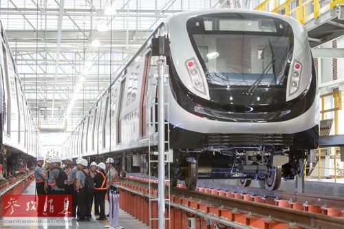 在巴西里约热内卢，里约地铁公司技术人员参观即将交付运营的中国造地铁列车。