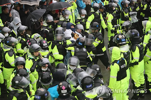 韩国警民爆发激烈冲突