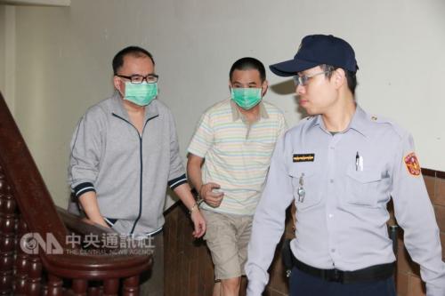 兄弟档林舜铭(左)、林宇光(中)被控杀害楼姓老翁并分尸案,一审各被判刑18年及14年8个月。台湾高等法院二审25日首度开庭,林舜铭与林宇光在法警押解下出庭应讯。图片来源:台湾“中央社”