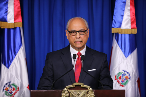 4月30日，在多米尼加圣多明各，多米尼加政府法务顾问弗拉维奥·达里奥·埃斯皮纳尔在总统府召开的记者会上发言。新华社发