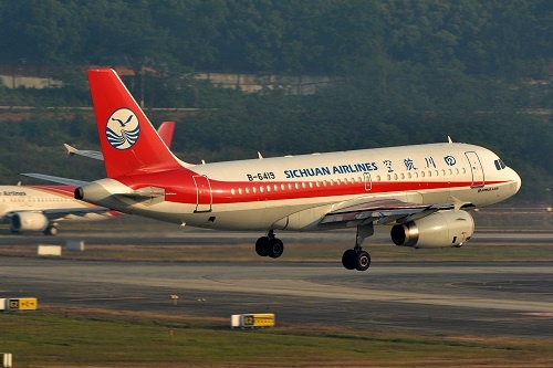 新媒关注川航班机紧急迫降事件:迫降难度超此