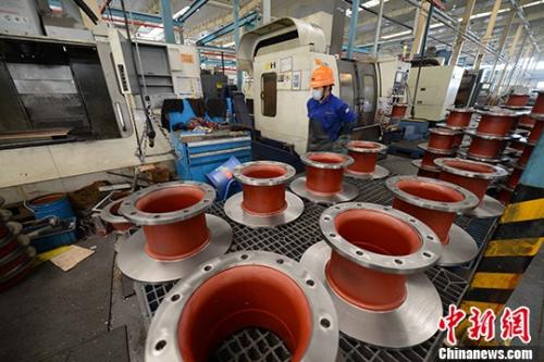 资料图:机械加工厂工人正在生产。 中新社记者 王东明 摄