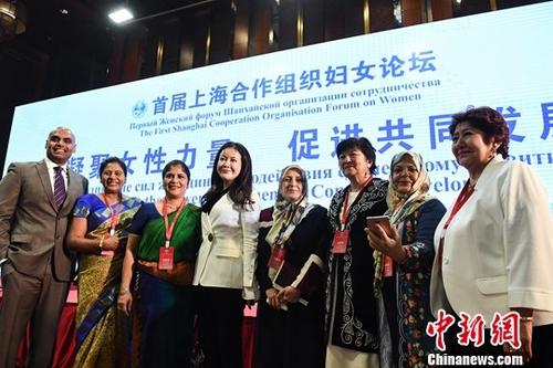 5月16日,由中华全国妇女联合会举办的首届上海合作组织妇女论坛在北京开幕。论坛以“凝聚女性力量 促进共同发展”为主题,包括上合组织成员国、观察员国、对话伙伴的政要、妇女机构和组织负责人及上合组织国家驻华使馆、上合组织秘书处、联合国机构代表等200余人出席论坛。图为论坛嘉宾在开幕式后合影。<a target='_blank' href='http://www.chinanews.com/'>中新社</a>记者 崔楠 摄