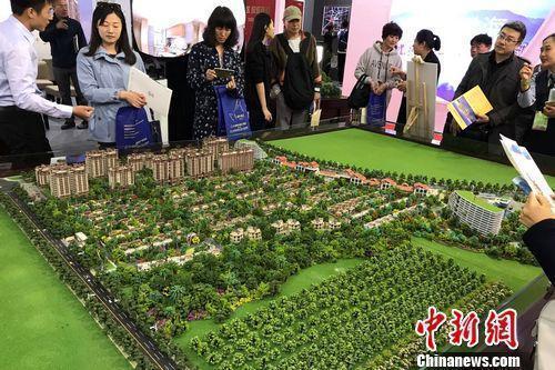 資料圖:北京民眾在房展會上咨詢樓盤情況。中新網 程春雨 攝
