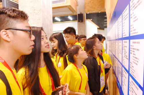 资料图片：2017年8月12日，台湾青年学生在福州的海峡两岸青年创业孵化中心观看台湾青年实习岗位信息。新华社记者 林善传 摄