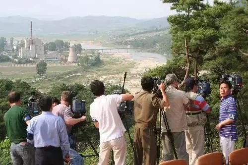 2008年6月27日，各国媒体记者在朝鲜核工业重地宁边准备报道宁边核设施冷却塔爆破。 