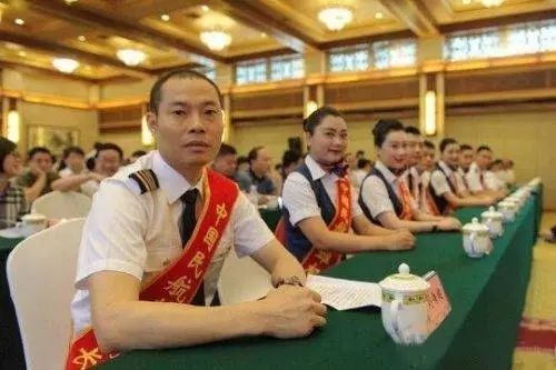 四川航空机组获“英雄”称号,机长刘传健获奖500万