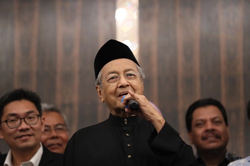 2018年5月10日，在马来西亚必打灵查亚，马哈蒂尔宣誓就任总理后出席新闻发布会。新华社记者朱炜摄