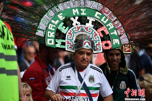 球迷造型千奇百态。中新社记者 毛建军 摄