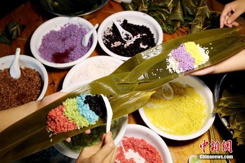 资料图：广西山区壮族同胞赶制五彩粽子迎端午。谭凯兴 摄