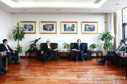 纽约市立大学柏鲁克分校副校长率团访问中国人