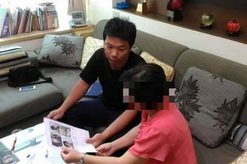 吳孟宇(左)持照片前往新竹縣失蹤女子的女兒住處訪視。(圖片來源:臺灣“中央社”/臺南市警察局提供)