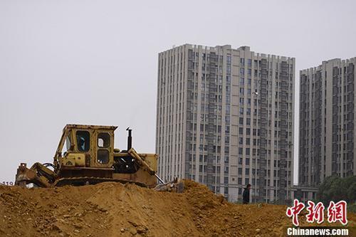 資料圖:湖南長沙一樓盤土地上,推土機正在作業。 <a target='_blank' href='http://www.chinanews.com/'>中新社</a>記者 楊華峯 攝