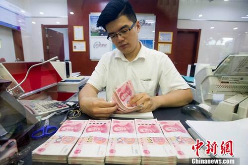 6月29日，山西太原一银行工作人员正在清点货币。中新社记者 张云 摄