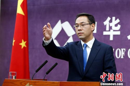 7月5日,中国商务部在北京举行例行新闻发布会。按原定时间表,美国将于7月6日起对华340亿美元输美商品加征关税。商务部新闻发言人高峰在发布会上就相关问题表明中方立场:面对威胁不低头;捍卫自由贸易不动摇;不打贸易战第一枪。<a target='_blank' href='http://www.chinanews.com/'>中新社</a>记者 李慧思 摄