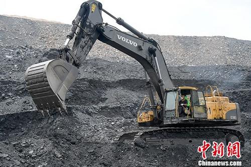资料图为7月4日山西朔州安太堡露天煤矿，挖掘机进行采煤作业。中新社记者 武俊杰 摄