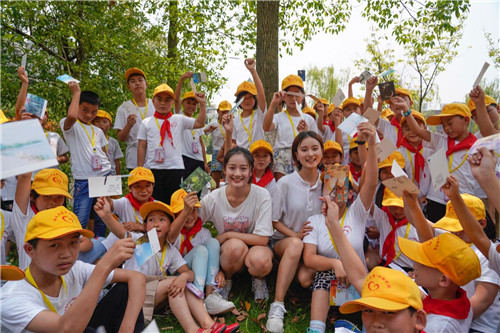 重庆大学俩妹子暑期助困境儿童 把爱寄回家