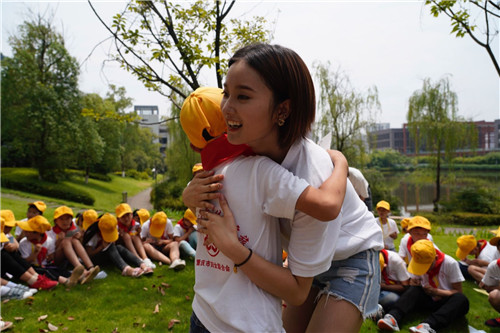 重庆大学俩妹子暑期助困境儿童 把爱寄回家