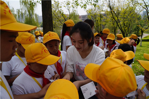 重庆大学俩妹子暑期助困境儿童 把爱寄回家