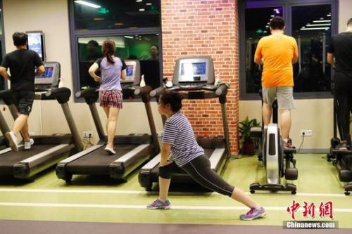 资料图:参与健身的市民。中新社记者 殷立勤 摄
