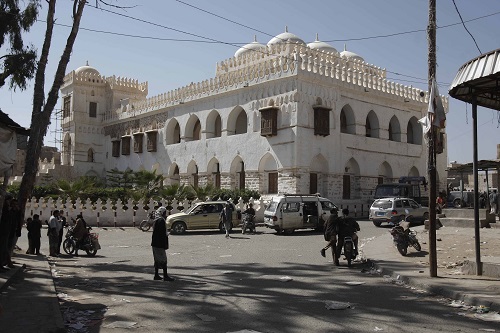 資料圖：2012年1月25日，人們從此前被“基地”組織佔領的也門拉達鎮的宗教學校附近走過。 新華社發