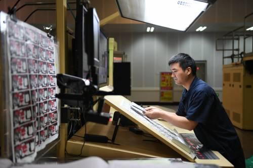 南昌印钞有限公司工作人员在检查整版的卢比印刷情况。(新华社)