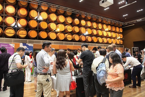 资料图片：澳大利亚葡萄酒吸引中国酒商前来考察。2018年4月10日，在澳大利亚阿德莱德市，人们参加名为“醇·南澳”的葡萄酒行业论坛。新华社记者 徐海静 摄